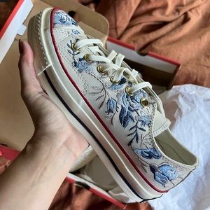 Converse Embroidered Low-top Sneakers || Brand New || Never worn! ✨